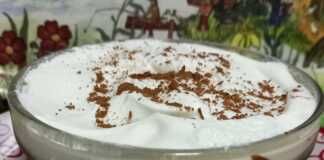 Ένα μπολ με έτοιμο προφιτερόλ χωρίς ζάχαρη, με σαντιγύ και κακάο