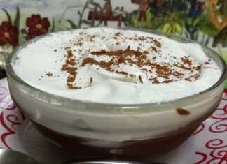 Ένα μπολ με έτοιμο προφιτερόλ χωρίς ζάχαρη, με σαντιγύ και κακάο