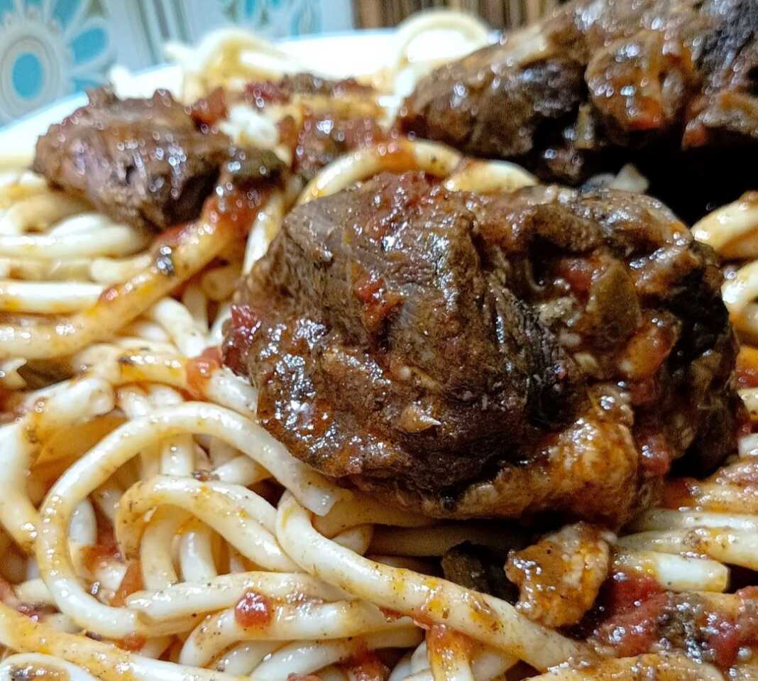 provatina kokkinisti makaronia Προβατίνα κοκκινιστή με χοντρά μακαρόνια σε πιάτο, με την πλούσια σάλτσα