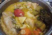 Ψαρόσουπα με μπακαλιάρο: Μια ελαφριά και καλοκαιρινή απόλαυση! Μια κατσαρόλα με βρασμένα λαχανικά και φιλέτο μπακαλιάρου για ψαρόσουπα