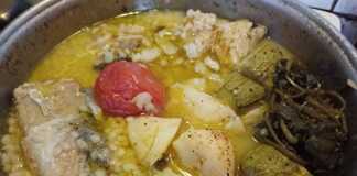 Μια κατσαρόλα με βρασμένα λαχανικά και φιλέτο μπακαλιάρου για ψαρόσουπα