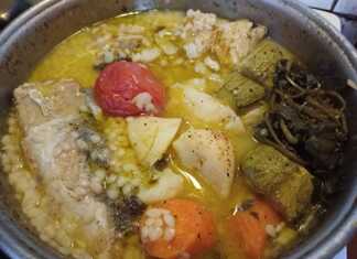 Ψαρόσουπα με μπακαλιάρο: Μια ελαφριά και καλοκαιρινή απόλαυση! Μια κατσαρόλα με βρασμένα λαχανικά και φιλέτο μπακαλιάρου για ψαρόσουπα