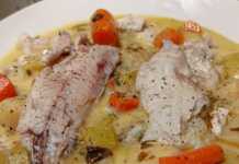 Ένα μπολ με ζεστή ψαρόσουπα με σαλούβαρδους, με λαχανικά και φρέσκο μαϊντανό