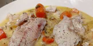 Ένα μπολ με ζεστή ψαρόσουπα με σαλούβαρδους, με λαχανικά και φρέσκο μαϊντανό