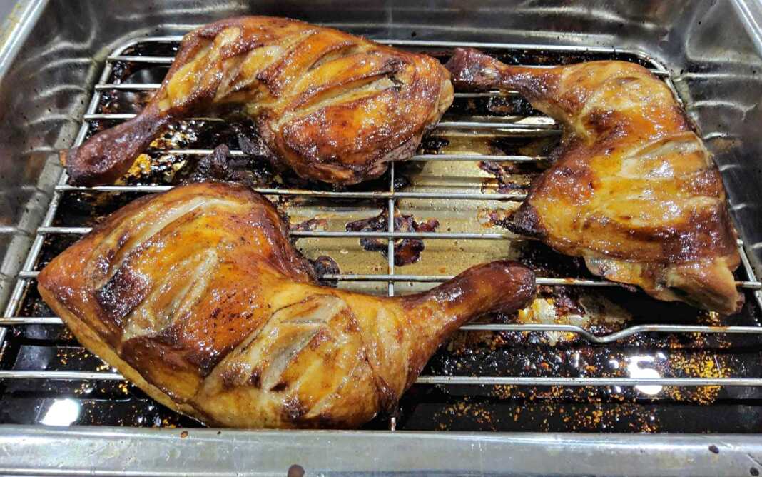 Μια κοντινή φωτογραφία από 3 μπουτάκια κοτόπουλου με τραγανή, χρυσαφένια πέτσα