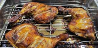 Μια κοντινή φωτογραφία από 3 μπουτάκια κοτόπουλου με τραγανή, χρυσαφένια πέτσα