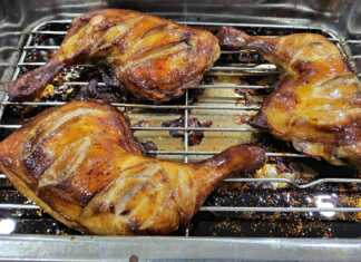 Μια κοντινή φωτογραφία από 3 μπουτάκια κοτόπουλου με τραγανή, χρυσαφένια πέτσα