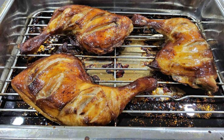 Μια κοντινή φωτογραφία από 3 μπουτάκια κοτόπουλου με τραγανή, χρυσαφένια πέτσα