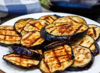 Ψητές μελιτζάνες στη σχάρα, με τα χαρακτηριστικά σημάδια από το ψήσιμο.