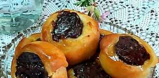 Ροξάκια με καρύδια Μια κοντινή φωτογραφία από ροξάκια με καρύδια, ψημένα και περιχυμένα με σιρόπι.