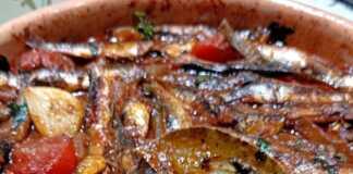 Σαρδέλες πλακί: Η πιο νόστιμη συνταγή για φρέσκο ψάρι! Ένα ταψί με σαρδέλες πλακί, έτοιμο να μπει στο φούρνο