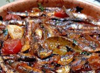 Σαρδέλες πλακί: Η πιο νόστιμη συνταγή για φρέσκο ψάρι! Ένα ταψί με σαρδέλες πλακί, έτοιμο να μπει στο φούρνο