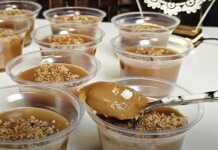 Παραδοσιακή Συκαλευριά με σύκα σε μπολάκια, διακοσμημένη με τριμμένο καρύδι και κανέλα.