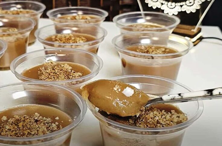 Παραδοσιακή Συκαλευριά με σύκα σε μπολάκια, διακοσμημένη με τριμμένο καρύδι και κανέλα.