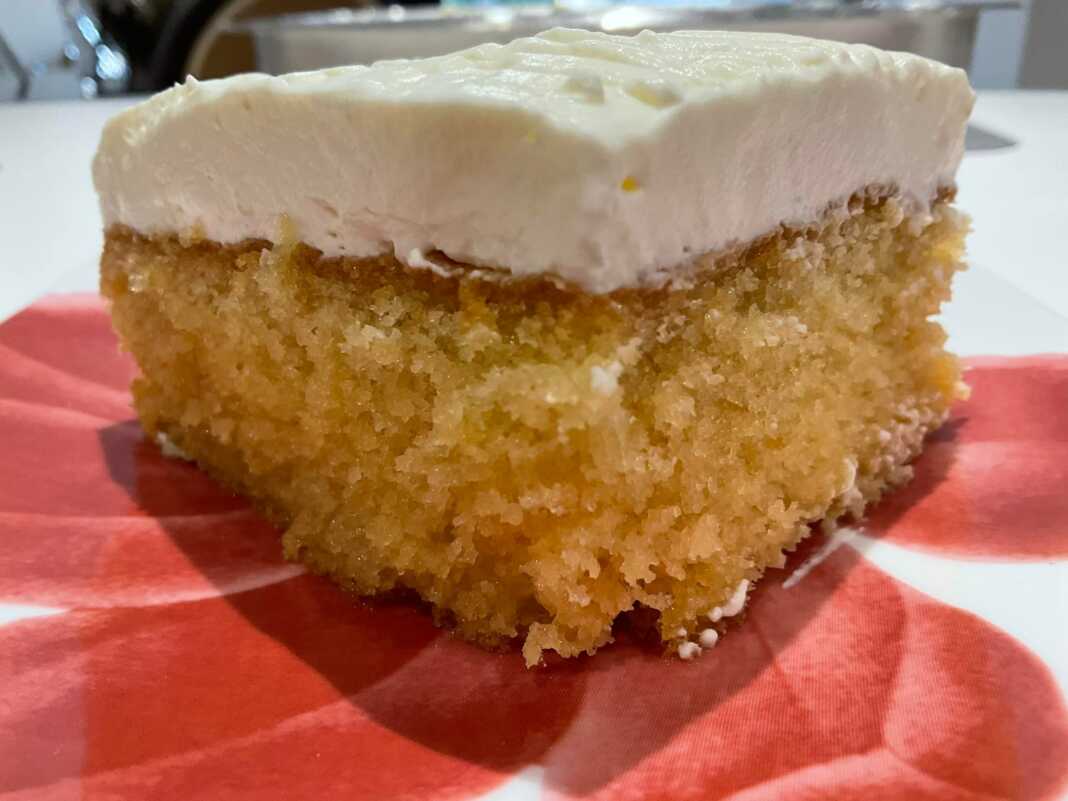 siropiasto gliko tapsiou Μια κοντινή φωτογραφία από τη βελούδινη λευκή κρέμα τυριού πάνω στη χρυσαφένια βάση σιμιγδαλιού