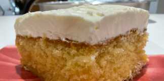 Μια κοντινή φωτογραφία από τη βελούδινη λευκή κρέμα τυριού πάνω στη χρυσαφένια βάση σιμιγδαλιού