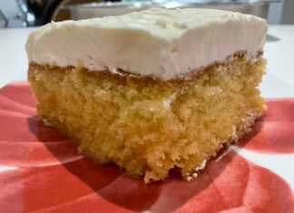 Μια κοντινή φωτογραφία από τη βελούδινη λευκή κρέμα τυριού πάνω στη χρυσαφένια βάση σιμιγδαλιού