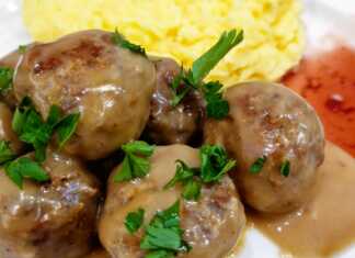 Μια πιατέλα με λαχταριστά, φρεσκομαγειρεμένα κεφτεδάκια περιχυμένα με πλούσια καφέ σάλτσα