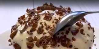 Πανεύκολο Σοκολατένιο Κέικ Χωρίς ούτε 1 γρ Αλεύρι: Έτοιμο σε λίγα λεπτά! Το έτοιμο σοκολατένιο κέικ χωρίς αλεύρι μέσα σε κούπα, με την επικάλυψη γιαουρτιού και σοκολάτας.