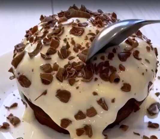 Πανεύκολο Σοκολατένιο Κέικ Χωρίς ούτε 1 γρ Αλεύρι: Έτοιμο σε λίγα λεπτά! Το έτοιμο σοκολατένιο κέικ χωρίς αλεύρι μέσα σε κούπα, με την επικάλυψη γιαουρτιού και σοκολάτας.