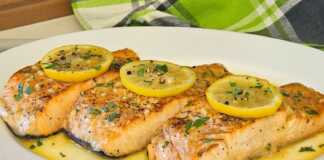 Ψημένος σολομός με σάλτσα λεμονιού και βουτύρου σε πιάτο, έτοιμος για σερβίρισμα