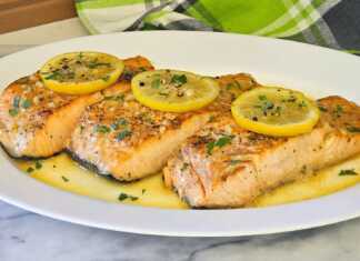 Σολομός με σάλτσα λεμονιού και βουτύρου: Έτοιμος σε 20 λεπτά! Ψημένος σολομός με σάλτσα λεμονιού και βουτύρου σε πιάτο, έτοιμος για σερβίρισμα