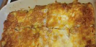 Ένα ταψί με σουφλέ με ψωμί του τοστ, έτοιμο