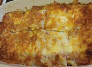 Ένα ταψί με σουφλέ με ψωμί του τοστ, έτοιμο