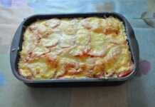 Ένα ταψί με το έτοιμο, ζεστό σουφλέ κολοκυθάκια με κιμά, βγαλμένο από τον φούρνο