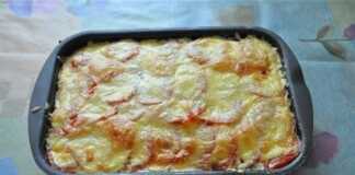 Ένα ταψί με το έτοιμο, ζεστό σουφλέ κολοκυθάκια με κιμά, βγαλμένο από τον φούρνο