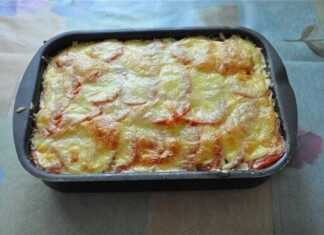 Ένα ταψί με το έτοιμο, ζεστό σουφλέ κολοκυθάκια με κιμά, βγαλμένο από τον φούρνο