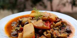 Ένα πιάτο με τις ζουμερές σουπιές και τις ελιές, έτοιμο για σερβίρισμα