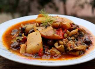 Σουπιές με αρωματικά: Μια παραδοσιακή συνταγή για μεζέ! Ένα πιάτο με τις ζουμερές σουπιές και τις ελιές, έτοιμο για σερβίρισμα