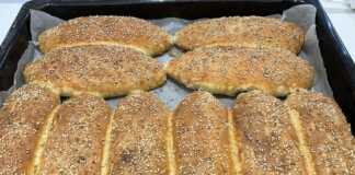 Μακρόστενα σπιτικά ψωμάκια για σάντουιτς με σουσάμι σε ταψί, φρεσκοψημένα