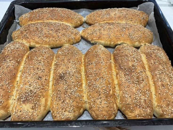 Μακρόστενα σπιτικά ψωμάκια για σάντουιτς με σουσάμι σε ταψί, φρεσκοψημένα