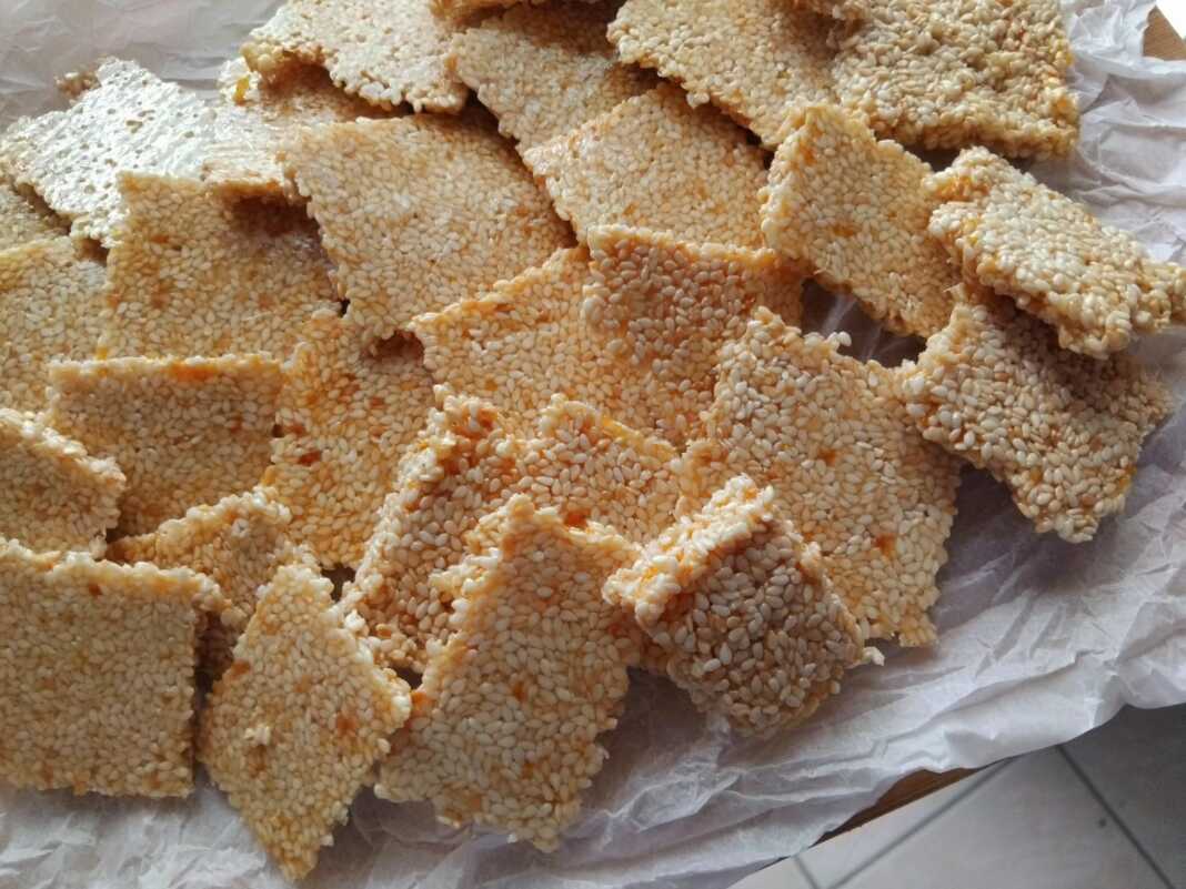 Έτοιμο σπιτικό παστέλι με σουσάμι, κομμένο σε τετράγωνα κομμάτια σε μια πιατέλα