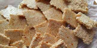 Έτοιμο σπιτικό παστέλι με σουσάμι, κομμένο σε τετράγωνα κομμάτια σε μια πιατέλα