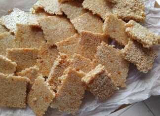 Έτοιμο σπιτικό παστέλι με σουσάμι, κομμένο σε τετράγωνα κομμάτια σε μια πιατέλα