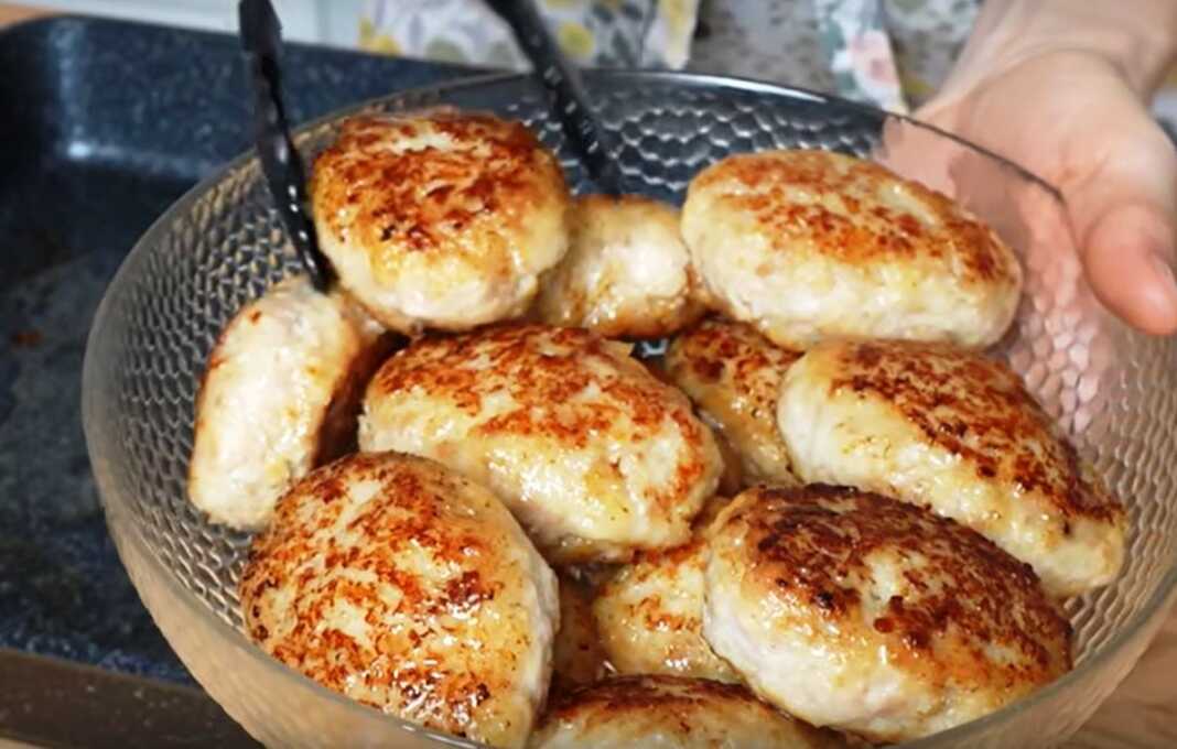 Ζουμεροί κοτοκεφτέδες σε ένα πιάτο