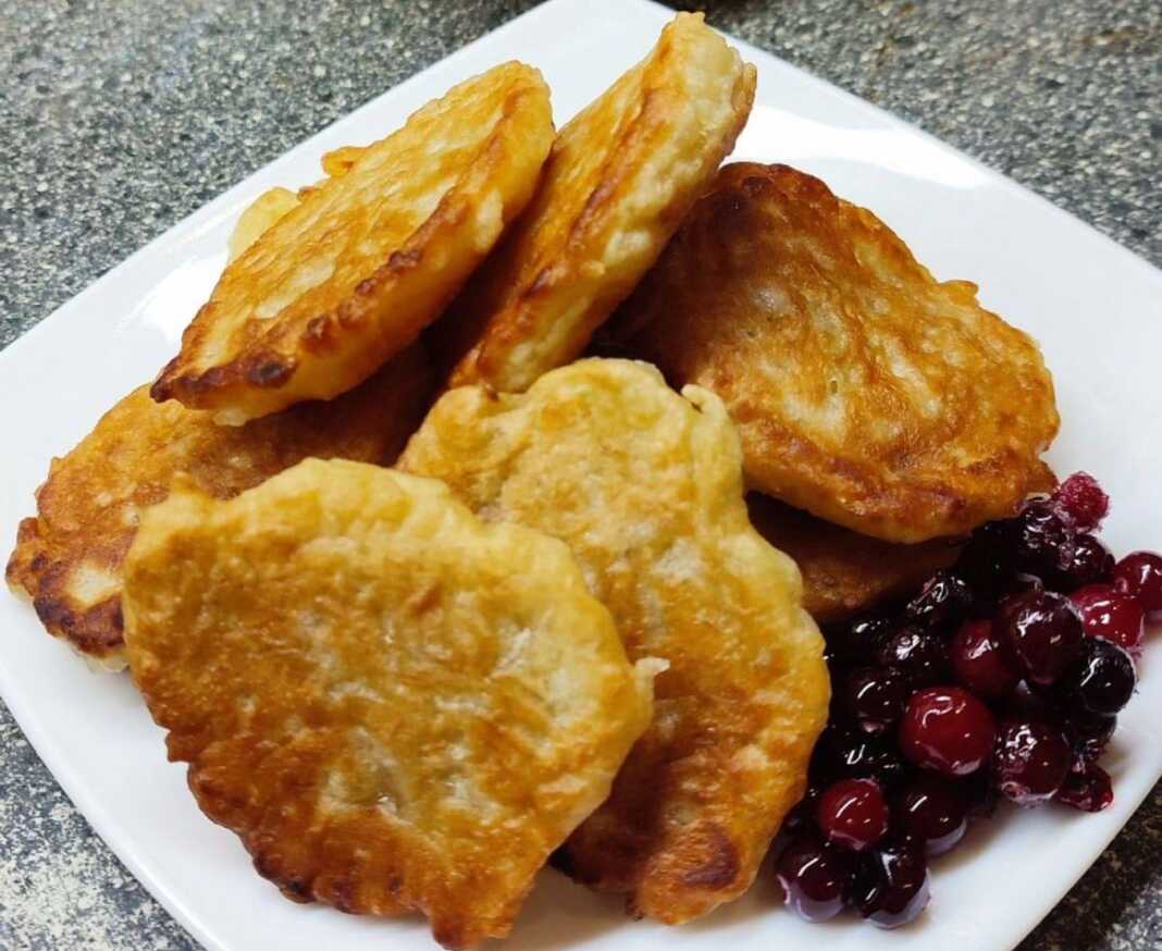 Μια πιατέλα με χρυσαφένιες και αφράτες μηλοτηγανίτες χωρίς μαγιά