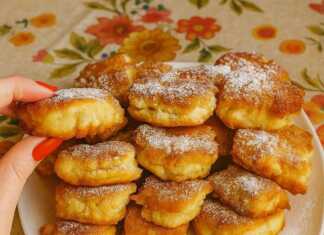 Μια πιατέλα με λαχταριστές τηγανίτες με τυρί και μήλο, έτοιμες για σερβίρισμα