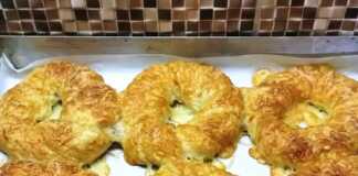 Ένα ταψί γεμάτο με χρυσαφένια και αφράτα τυροκούλουρα αφρός, φρεσκοψημένα