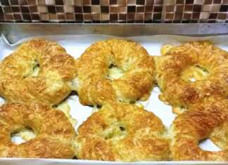 Τυροκούλουρα Αφρός: Το Τέλειο Σπιτικό Κολατσιό για το σχολείο ή το γραφείο Ένα ταψί γεμάτο με χρυσαφένια και αφράτα τυροκούλουρα αφρός, φρεσκοψημένα