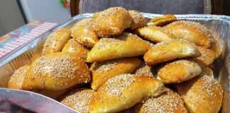 Τυροπιτάκια με ανθότυρο και φέτα, φρεσκοψημένη σε ταψί