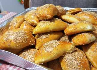 Τυροπιτάκια με ανθότυρο και φέτα, φρεσκοψημένη σε ταψί