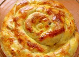 Η μορφοποιημένη ζύμη για τυρόπιτα σε σχήμα σαλιγκαριού, μέσα στο ταψί