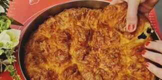 Ένα ταψί με τις σουρωμένες και αλειμμένες με βούτυρο τυρόπιτες με σόδα, έτοιμο να μπει στο φούρνο.