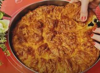 Εύκολη Τυρόπιτα με Σόδα: Δείτε στο τέλος ένα μυστικό για να είναι πιο τραγανή Ένα ταψί με τις σουρωμένες και αλειμμένες με βούτυρο τυρόπιτες με σόδα, έτοιμο να μπει στο φούρνο.