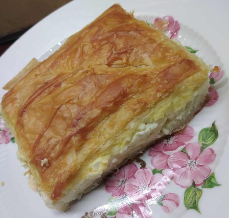 Τυρόπιτα με μπεσαμέλ, φέτα και κότατζ