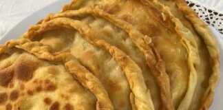 Τραγανά τυροπιτάκια στο τηγάνι, φρεσκοτηγανισμένα και τοποθετημένα σε πιάτο